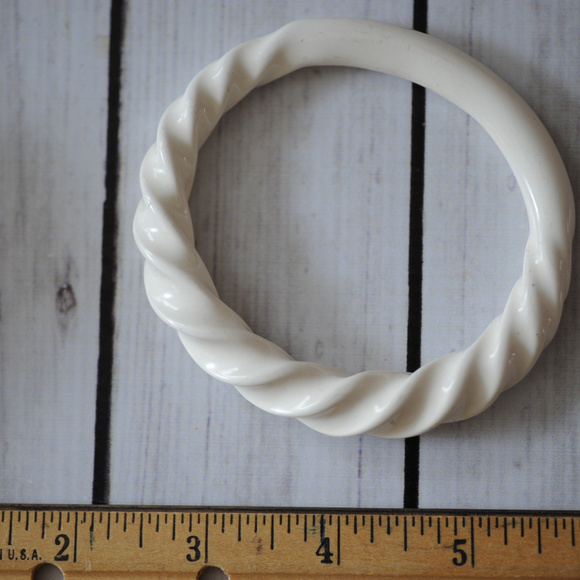 SOLD vintage white bangle bakelite plastic swirl - Picture 2 of 6